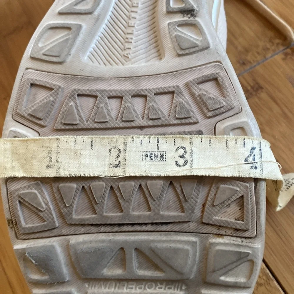 Beautiful APL ladies sneaker EUC